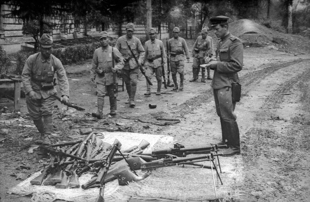 Разоружение Квантунской армии. Фото Евгений Халдей.